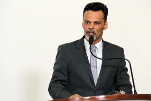 #PraCegoVer: Foto do vereador Giba na tribuna da Câmara, discursando para os demais vereadores e para o público.