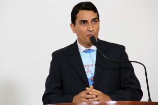 #PraCegoVer: Foto do vereador Kiko Beloni na tribuna da Câmara, discursando para os demais vereadores e para o público. Ele usa por baixo do terno uma camiseta alusiva ao Dia Mundial da Conscientização do Autismo.