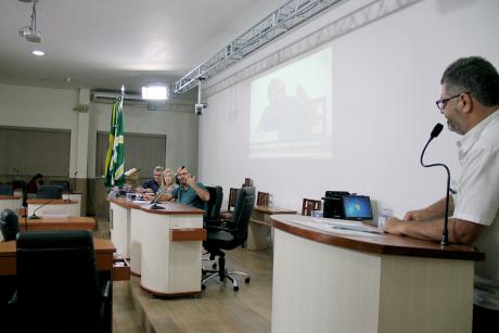 #PraCegoVer: Foto mostra o secretário de Obras e Serviços Públicos, Gerson Segato, na tribuna da Câmara, olhando em direção aos vereadores César Rocha, Israel Scupenaro e Dalva Berto, a presidente da Câmara.