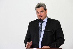 #PraCegoVer: Foto do vereador Roberson Costalonga "Salame" na tribuna da Câmara, discursando para os demais vereadores e para o público.