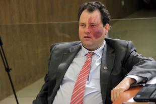 #PraCegoVer: Foto do vereador Veiga sentado em seu lugar, acompanhando a sessão ordinária.