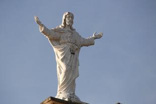 #PraCegoVer: Foto mostra estátua do Crisrto da Fonte Sônia, em Valinhos, enquadrada de baixo pra cima. Ao fundo, um céu sem nuvens.