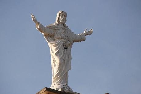 #PraCegoVer: Foto mostra estátua do Crisrto da Fonte Sônia, em Valinhos, enquadrada de baixo pra cima. Ao fundo, um céu sem nuvens.